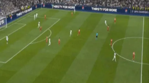 蓝军强势获胜却存争议，点球判罚引发波澜